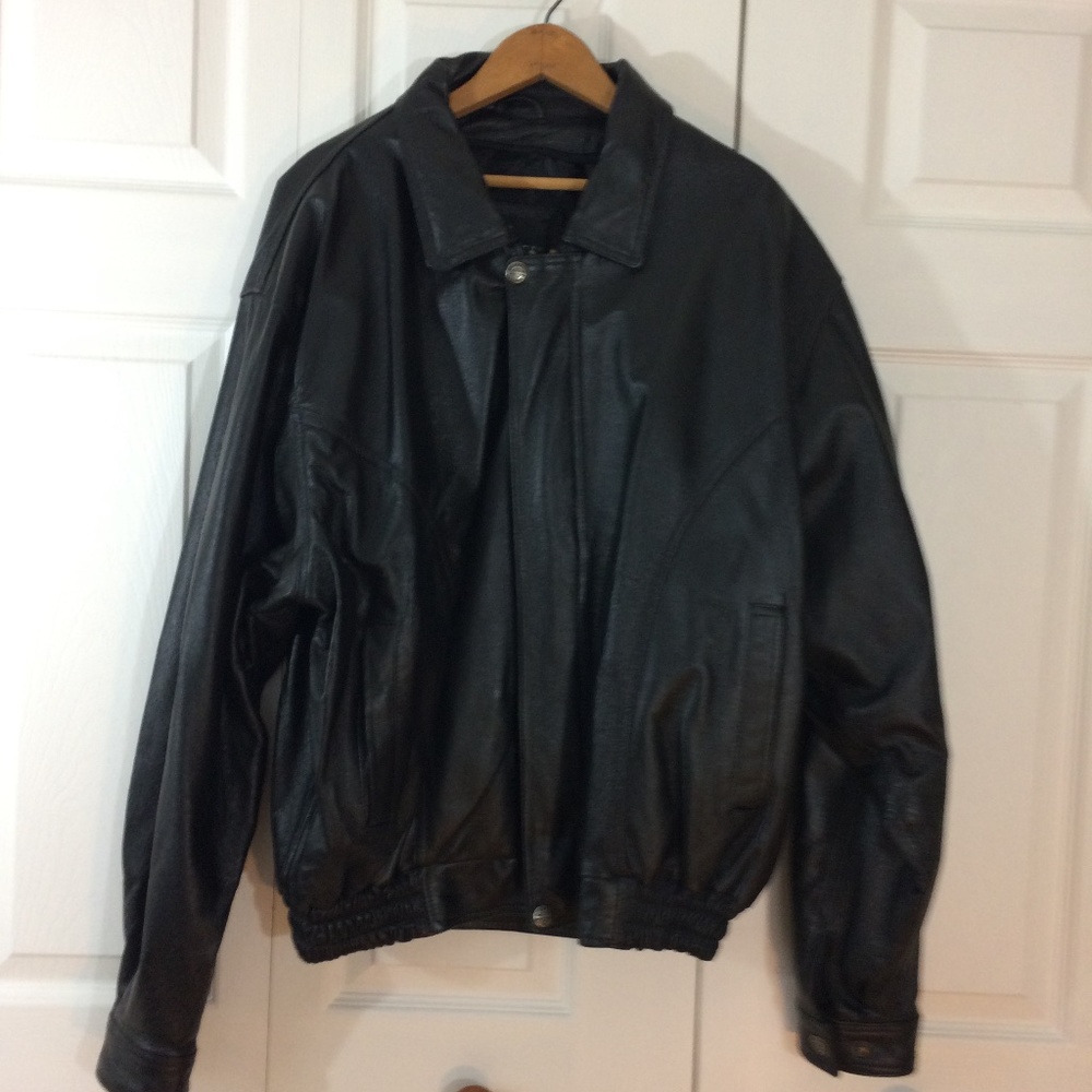 Vintage Black leather bomber jacket L
